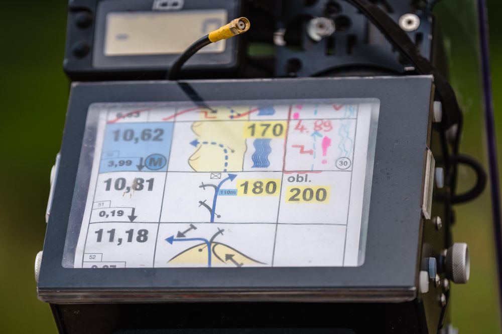 The roadbook on the rally tower of the KTM 450 Rally Replica: tulips, distances and headings on screen